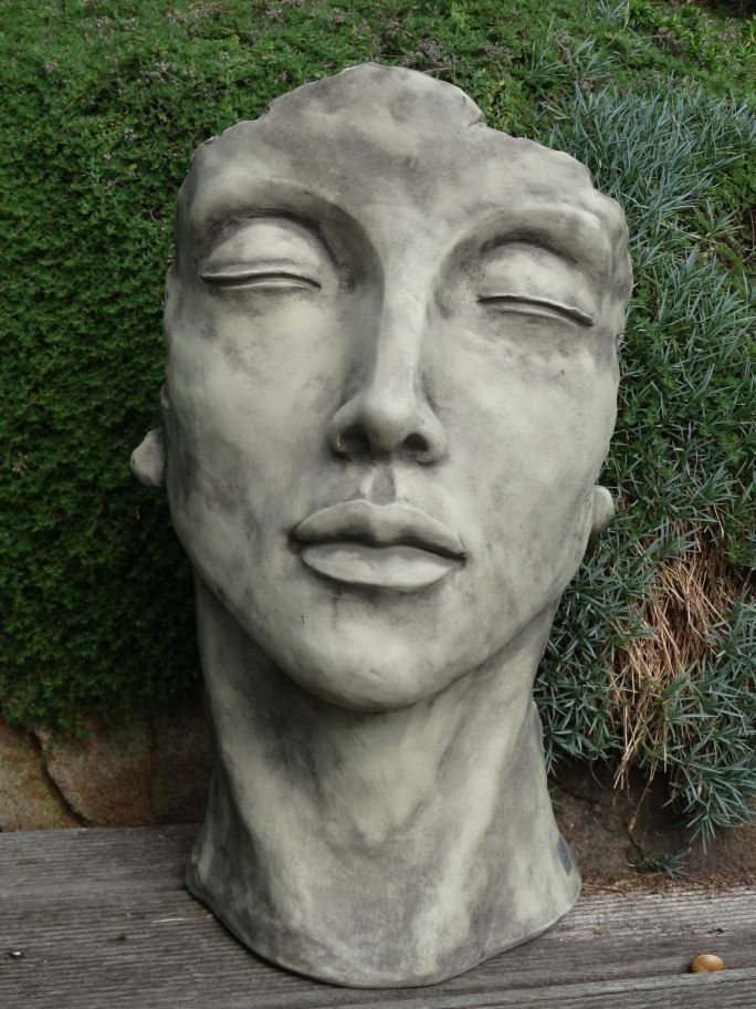 gesicht-frau-betonoptik-gartenskulptur-klein