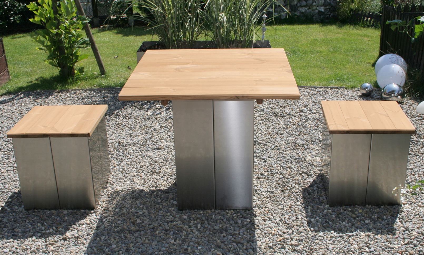 garten-sitzgruppe-hocker-tisch-edelstahl-kiefer-modern-metall-holz-design-edel