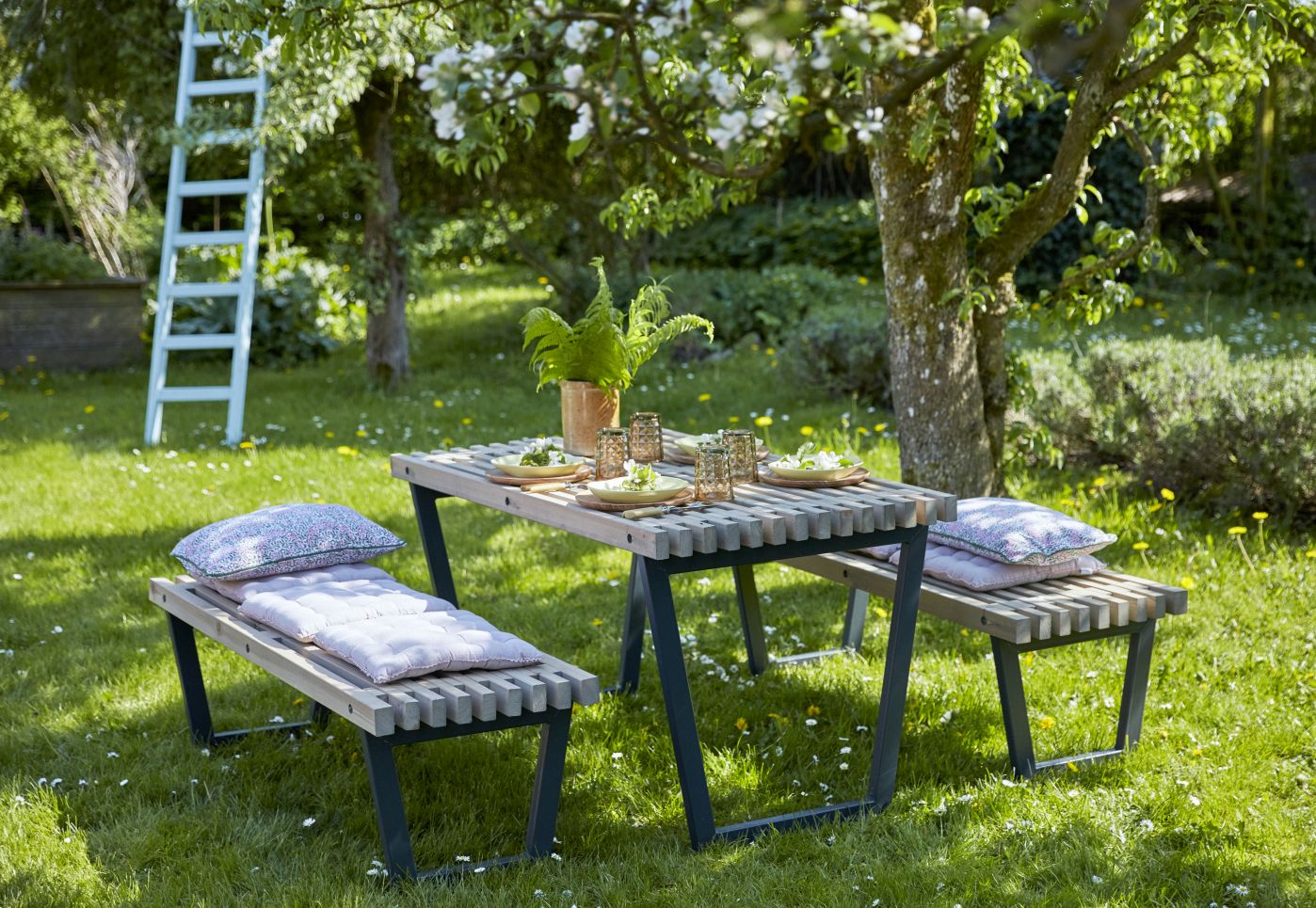 sitzgarnitursesselbnketischholzmetallskandi-chicholzstuhlmodernterrassebalkonsommer