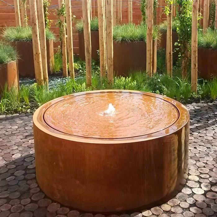 wassertisch-springbrunnen-corten-rund-garten