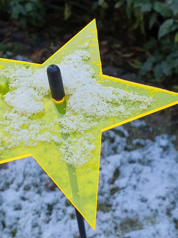 sonnenfnger-stern-gelb-15cm-mit-stab-zum-hinstellen-fluoreszierend-plexiglas-wintersonne2