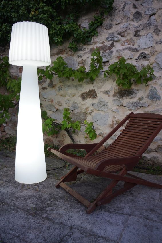 gartenlampe-lady-gartenleuchte-outdoor-auen-stehlampe-garten-balkon-terrasse-wei-standeuchte2